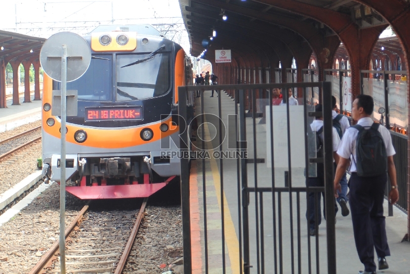 Kereta Commuterline relasi Jakarta Kota-Tanjung Priok berada di Stasiun Jakarta Kota, Jakarta, Senin (21/12).  (Republika/Yasin Habibi)