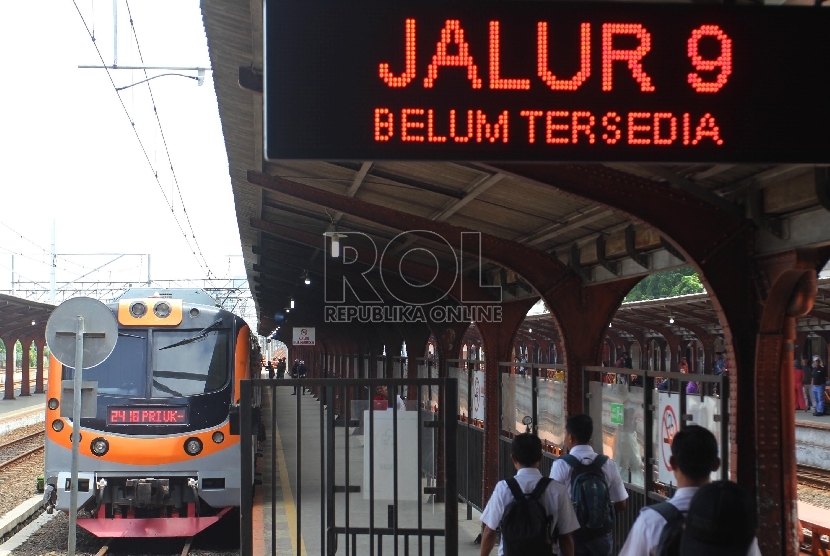 Kereta Commuterline relasi Jakarta Kota-Tanjung Priok berada di Stasiun Jakarta Kota, Jakarta, Senin (21/12).   (Republika/Yasin Habibi)