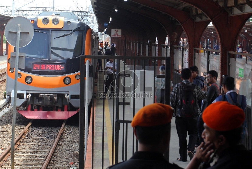 Kereta Commuterline relasi Jakarta Kota-Tanjung Priok berada di Stasiun Jakarta Kota, Jakarta, Senin (21/12).   (Republika/Yasin Habibi)