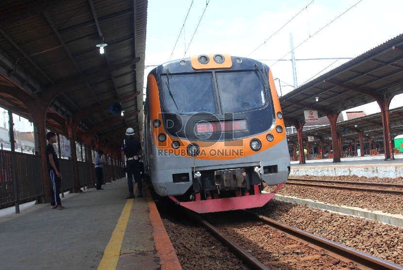 Kereta Commuterline relasi Jakarta Kota-Tanjung Priok berada di Stasiun Jakarta Kota, Jakarta, Senin (21/12). (Republika/Yasin Habibi)