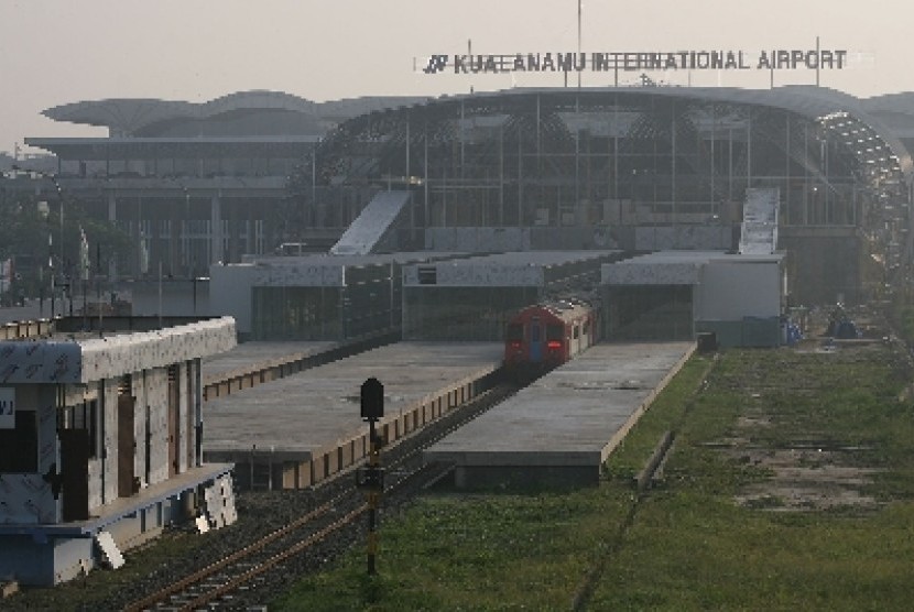 Kereta dengan rute Medan-Bandara Kualanamu.