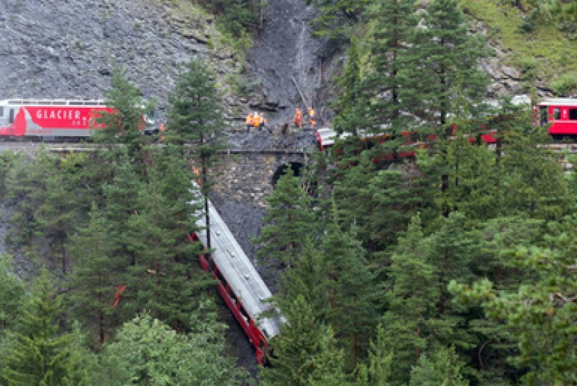Kereta di Swiss mengalami kecelakaan akibat tanah longsor. 