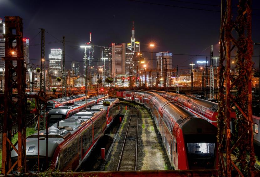Kereta diparkir di luar stasiun kereta api pusat di Frankfurt, Jerman, Rabu, 11 Agustus 2021. Saham Eropa berakhir datar pada Selasa (24/8) karena investor menahan diri untuk melakukan taruhan besar menjelang pembaruan kebijakan moneter AS