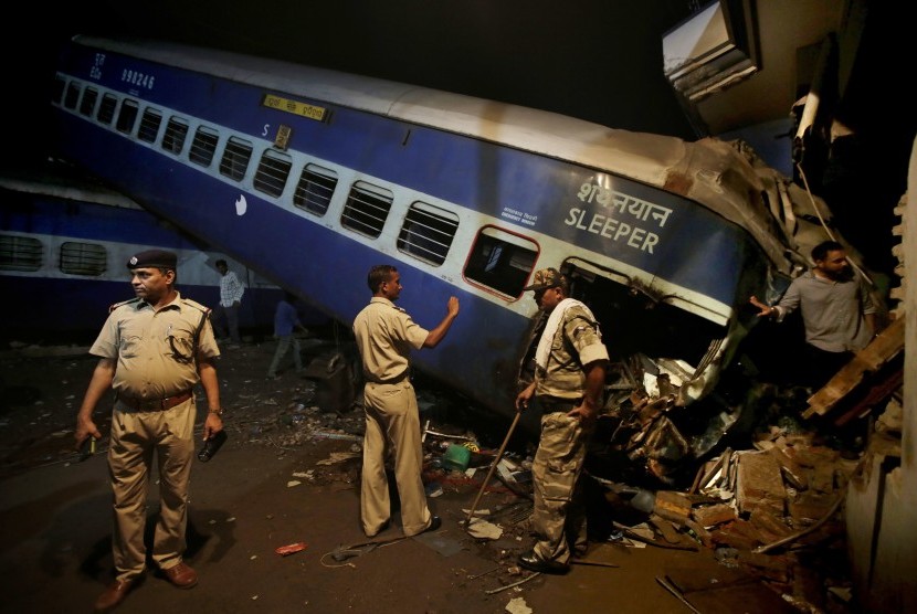 Kereta ekspres tergelincir di dekat Khatauli di negara bagian Uttar Pradesh, India.