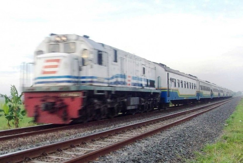 Kereta Fajar Utama, salah satu kereta yang disebut mengalami keterlambatan perjalanan akibat banjir. (ilustrasi)