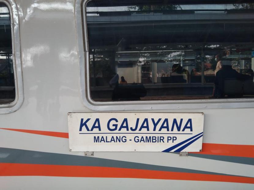 Kereta Gajaya relasi Gambir-Malang pulang pergi.