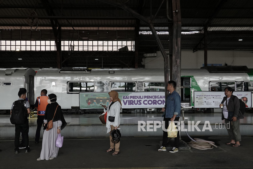 Calon penumpang kereta api di Stasiun Purwokerto, Banyumas, Jateng. 