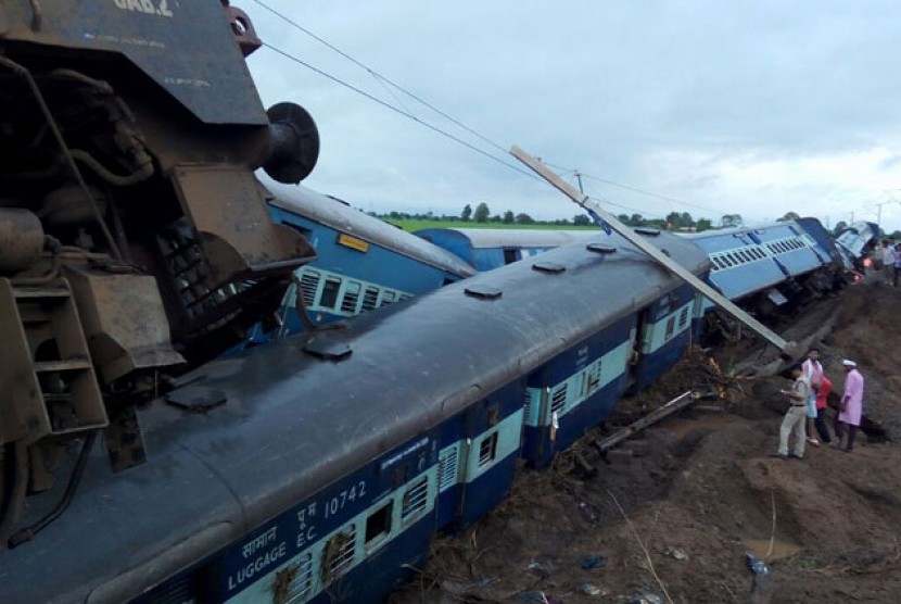 Kereta Kamayani Express yang tergelincir di Madhya Pradesh, India, Selasa tengah malam (4/8)..