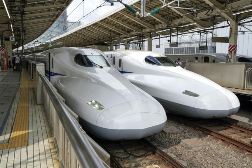 Kereta kecepatan tinggi Tokaido Shinkansen berhenti di stasiun Tokyo, Jepang, 14 Augustus 2023. Operasional shinkansen di Jepang bagian timur dan tengah terhenti akibat listrik padam pada Selasa (23/1/2024).