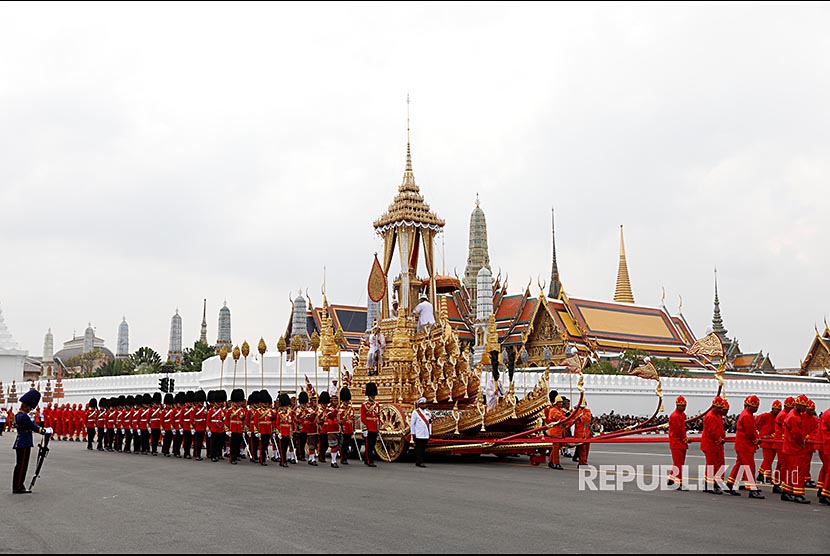 Kereta kencana berisi jenazah mendiang Raja Bhumibol Adulyadej dibawa menuju tempat kremasi di Bangkok. 