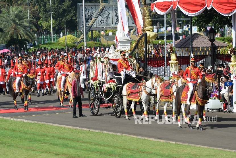 Kereta Kencana Ki Jaga Raksa pembawa Bendera Pusaka memasuki Istana Merdeka dalam rangkaian  peringatan detik-detik proklamasi di Istana Merdeka, Jakarta, Rabu (17/8)