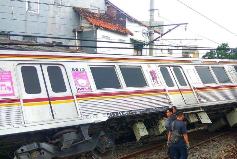 Kereta Komuter Lintasan Bogor-Jakarta Kota tergelincir di di petak jalan antara Cilebut - Bogor, Ahad (10/3).