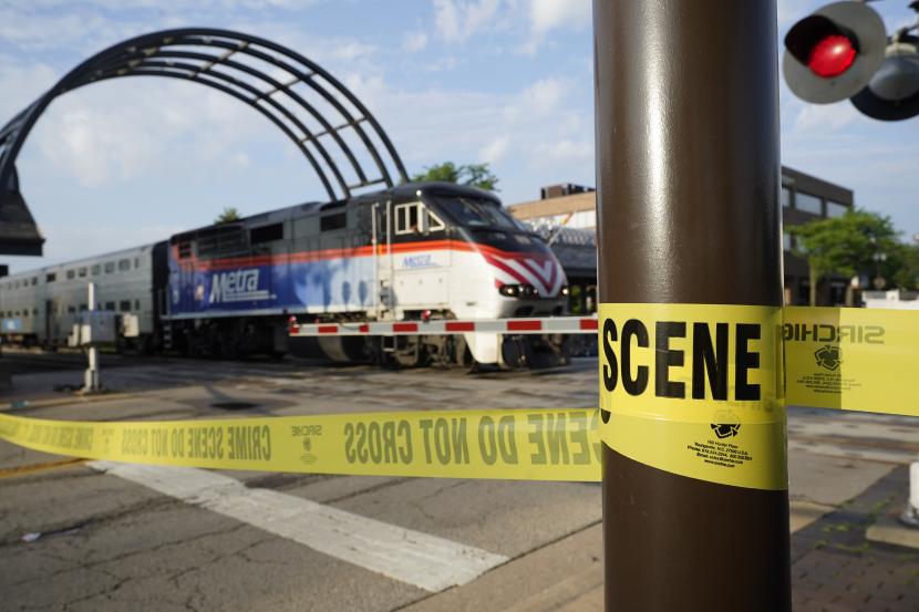 Kereta komuter METRA melewati Highland Park, stasiun kereta Ill., tanpa berhenti, satu hari setelah penembakan massal di pinggiran kota Chicago Selasa, 5 Juli 2022, di Highland Park, Ill. 