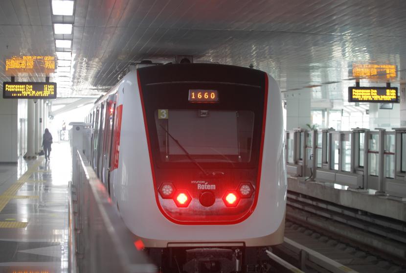 Kereta light rail transit (LRT) melintas di koridor LRT Jakarta, Stasiun Velodrome, Jakarta. LinkAja resmi menjadi mitra pembayaran layanan LRT Jakarta.