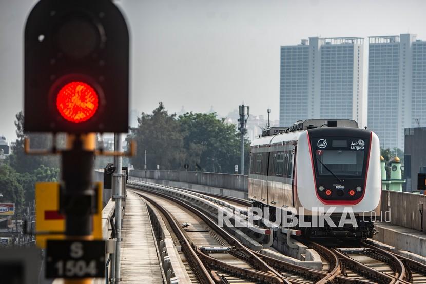 Rangkaian LRT rute Velodrome-Pegangsaan Dua melintas di Stasiun LRT Velodrome, Jakarta Timur, Sabtu (28/8/2021).