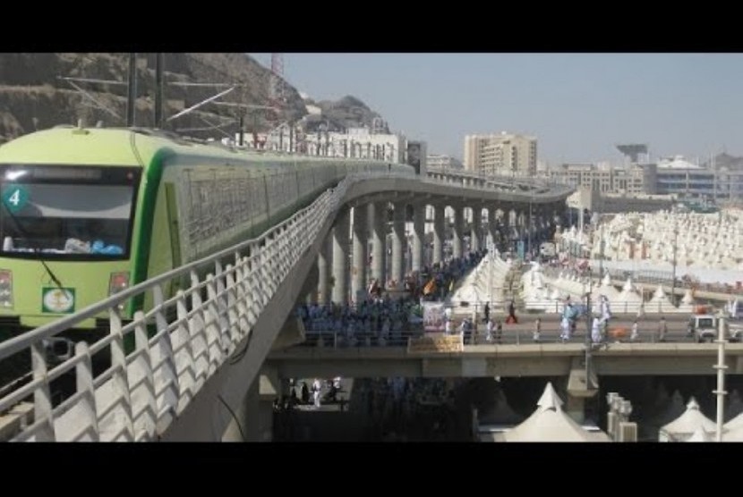 Kereta Mashaer yang melayani jamaah dari kawasan Arab Saudi ketika beroperasi pada puncak musim haji di  kawasan Mina.