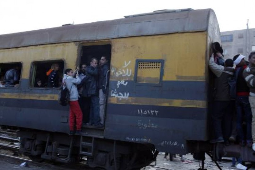 Otoritas Mesir menyelidiki penyebab anjloknya kereta. Kereta Mesir