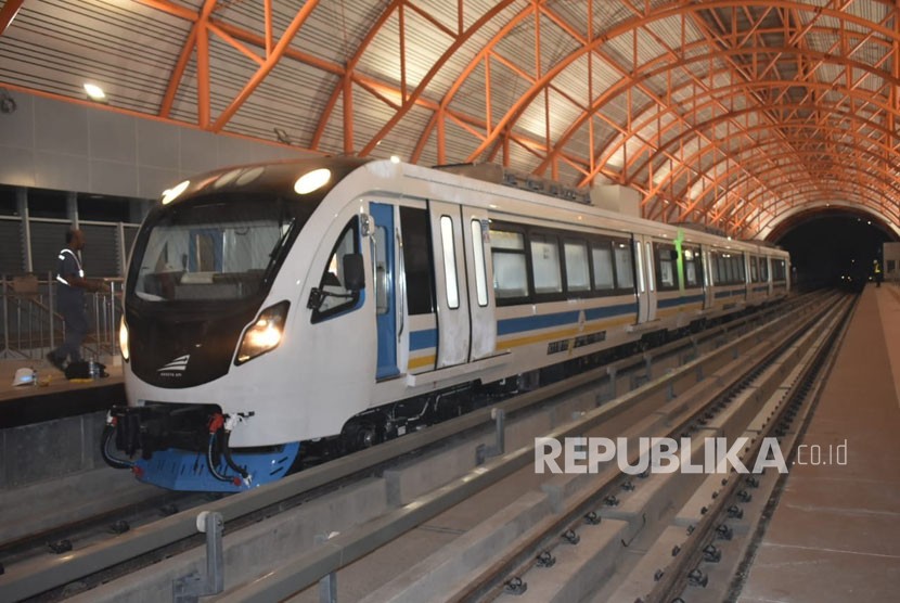 Uji Coba Kereta LRT di Palembang Lancar