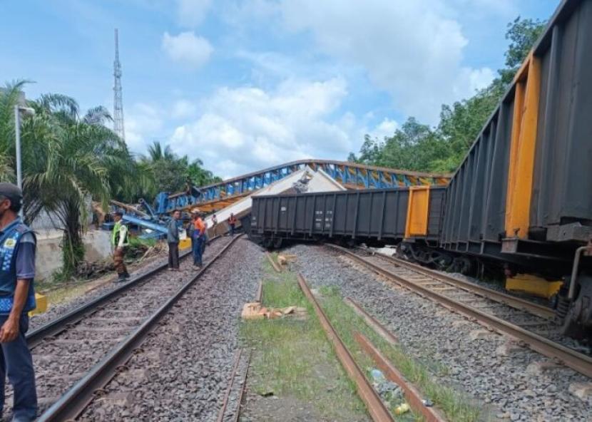 Kereta pengangkut batu bara tertimpa besi proyek pembangunan jalan layang di Muara Enim, Sumatra Selatan, Kamis (7/3/2024). Polisi melakukan penyelidikan terhadap jembatan roboh di Muara Enim.