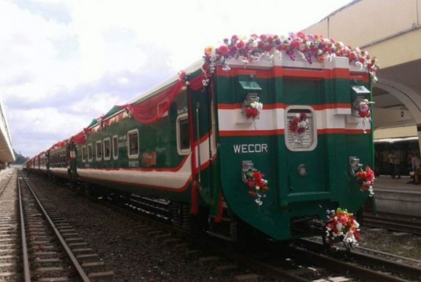 Kereta Penumpang produksi PT INKA (Persero) yang diluncurkan di Bangladesh (25/6).