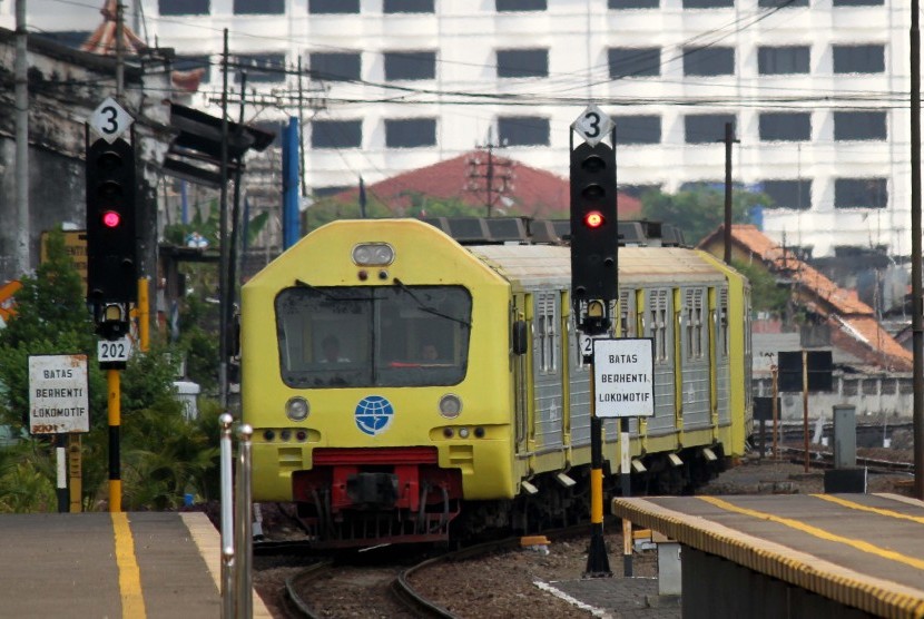 Kereta rel diesel Prambanan Ekspres hendak memasuki Stasiun Lempuyangan Yogyakarta.