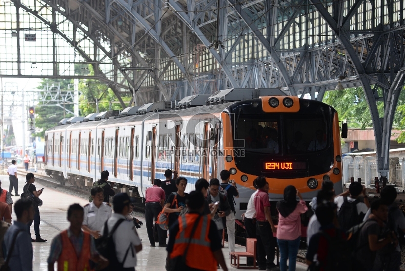 Kereta berhenti di Stasiun Tanjung Priok, Jakarta Utara, Senin (23/11).   (Republika/Yasin Habibi)
