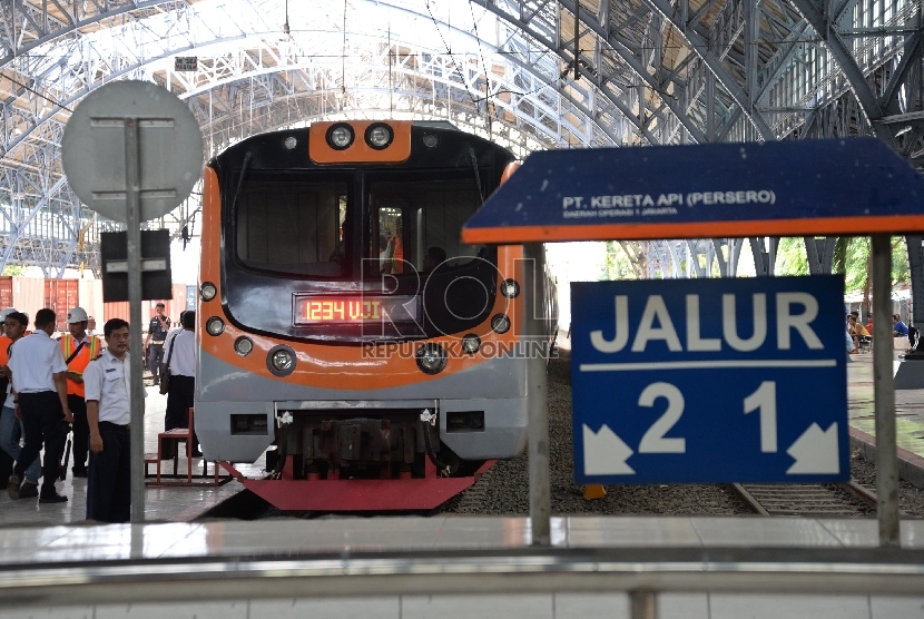 Kereta Rel Listrik (KRL) berhenti di Stasiun Tanjung Priok, Jakarta Utara, Senin (23/11).  (Republika/Yasin Habibi)
