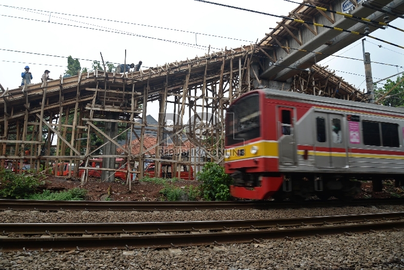 Kereta rel listrik (KRL) melintas di rute dekat Stasiun Pasar Minggu Baru, Rabu (9/12).