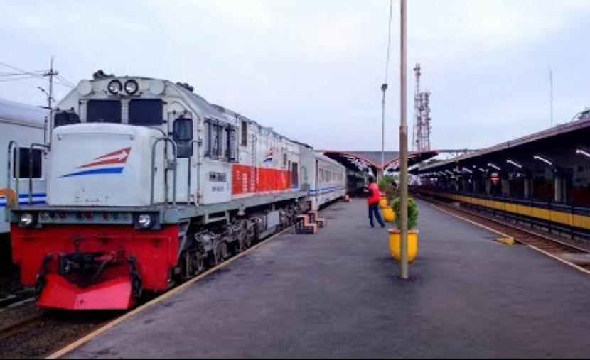 Kereta Tawangalun relasi Malang Kota Lama-Ketapang, Banyuwangi. 
