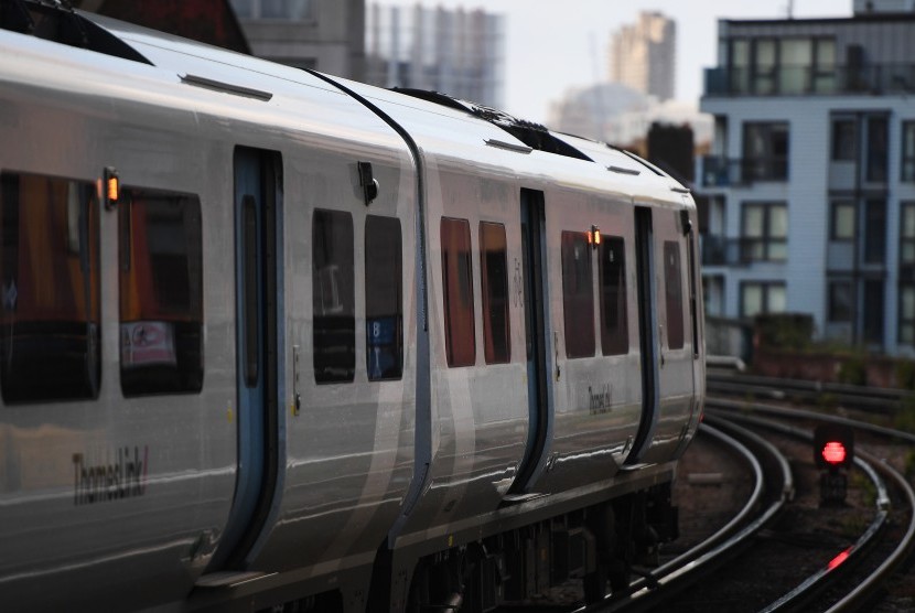   Kereta ThamesLink tertunda keberangkatannya di sebuah stasiun di London, Inggris. Jaringan transportasi London terhenti karena pekerja kereta dan bus menggelar mogok kerja untuk memprotes upaya dan kondisi kerja. Aksi ini merupakan gejolak terbaru yang diakibatkan inflasi yang telah mencapai dua digit.
