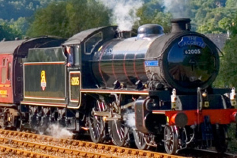 Kereta uap Jacobite mirip kereta uap Hogwarts Express dalam film Harry Potter.