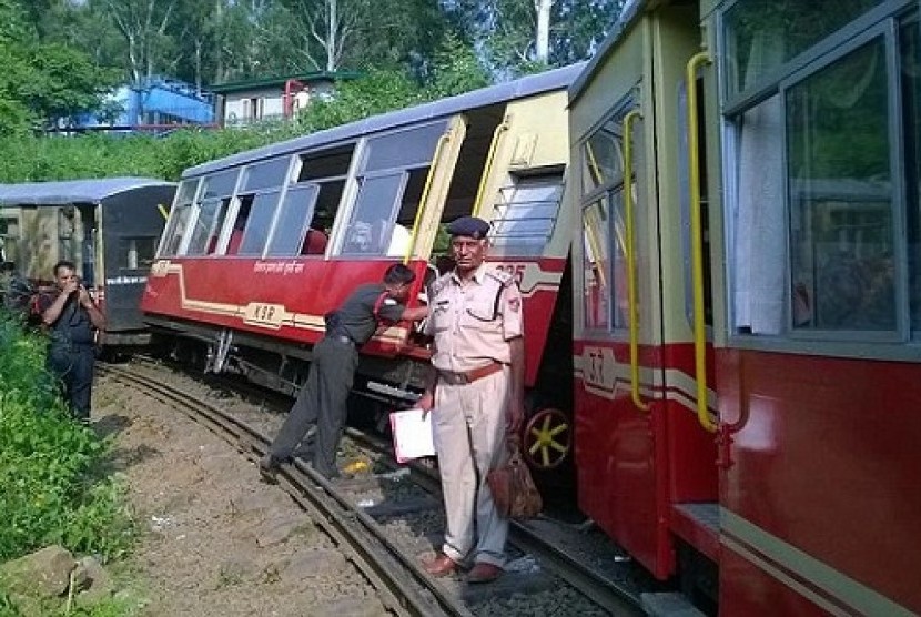 Kereta wisata di India tergelincir