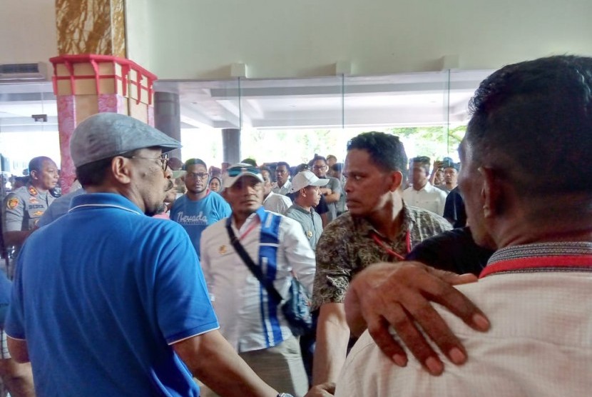 Keributan terjadi di lokasi Kongres V PAN, di Hotel Claro, Kendari, Sulawesi Tenggara, Senin (10/2).
