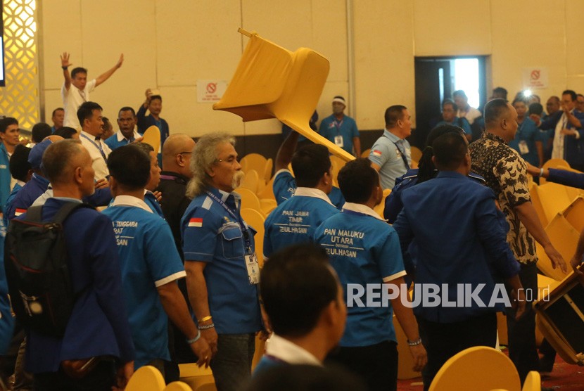 Kericuhan antar dua kubu pendukung calon Ketua Umum PAN saat sidang pleno Kongres V PAN di Kendari, Sulawesi Tenggara, Selasa (11/2/2020).
