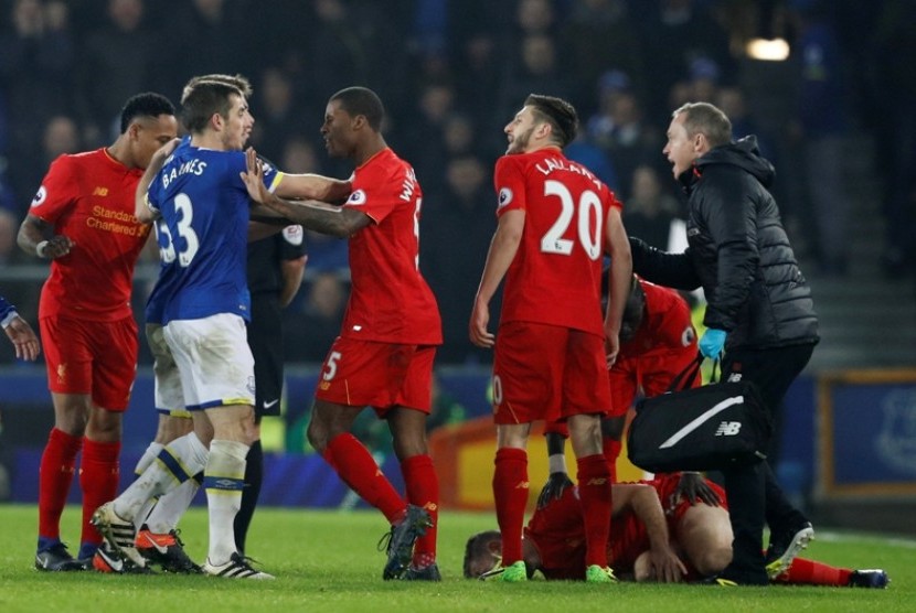 Kericuhan antara pemain Liverpool dan Everton setelah kapten the Reds Jordan Henderson dilanggar Ross Barkley.