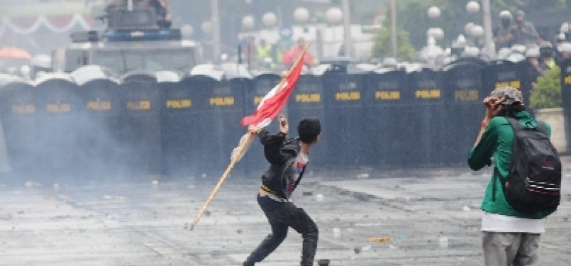 Kericuhan pecah saat mahasiswa menggelar demonstrasi menolak kenaikan harga bahan bakar minyak (BBM) di Stasiun Gambir, Jakarta, Selasa (27/3). 