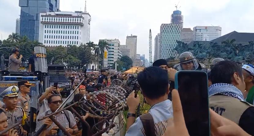 Kericuhan terjadi dalam aksi massa yang dilakukan di sekitar Patung Kuda, Jalan Medan Merdeka Barat, Kecamatan Gambir, Jakarta Pusat, Jumat (19/4/2024). Kericuhan itu terjadi ketika datang massa aksi tandingan ke kawasan Patung Kuda pada Jumat sore. 