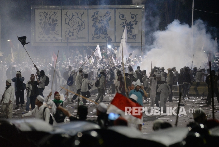 Aksi Bela Islam II yang berlangsung damai berubah ricuh pada pukul 19.30 WIB. Keonaran terjadi di depan Istana Merdeka, Jakarta, Jumat (4/11).