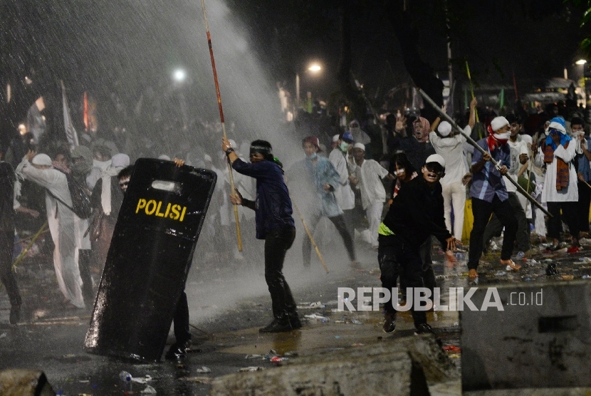 Kericuhan terjadi saat aki unjuk rasa di depan Istana Merdeka, Jakarta, Jumat (4/11).