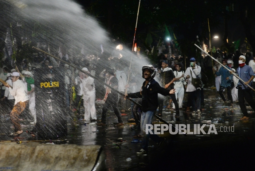  Kericuhan terjadi saat aki unjuk rasa di depan Istana Merdeka, Jakarta, Jumat (4/11).