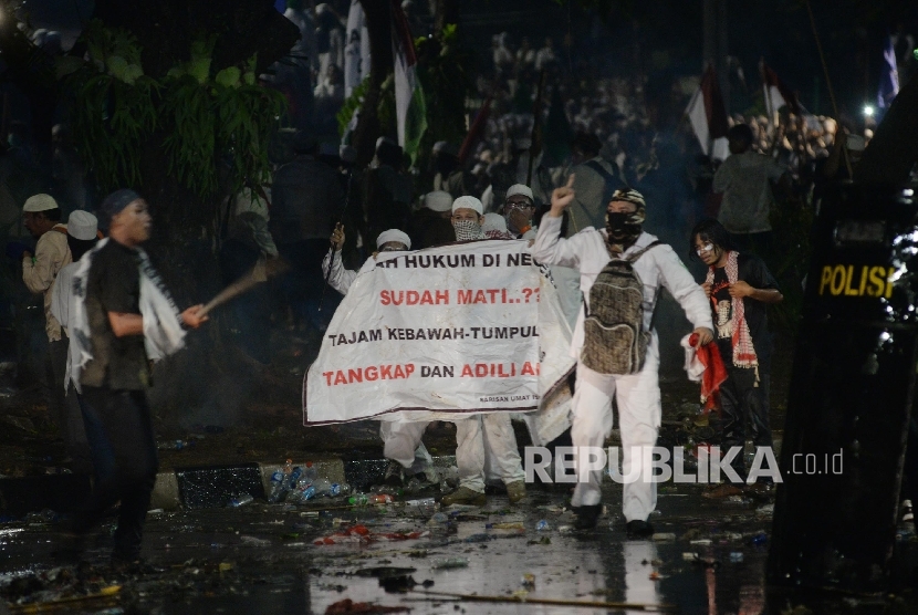 Kericuhan terjadi saat aki unjuk rasa di depan Istana Merdeka, Jakarta, Jumat (4/11). 