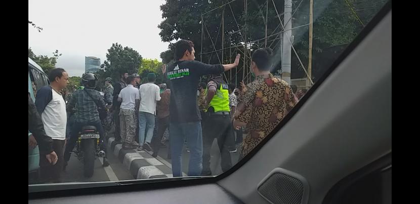 Kericuhan terjadi saat personel TNI menurunkan baliho HRS di Petamburan, Jakarta, Jumat (20/11).
