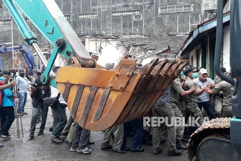 Kericuhan yang sempat terjadi di pembongkaran bekas bangunan Bioskop Indra di Yogyakarta, Rabu (28/3).