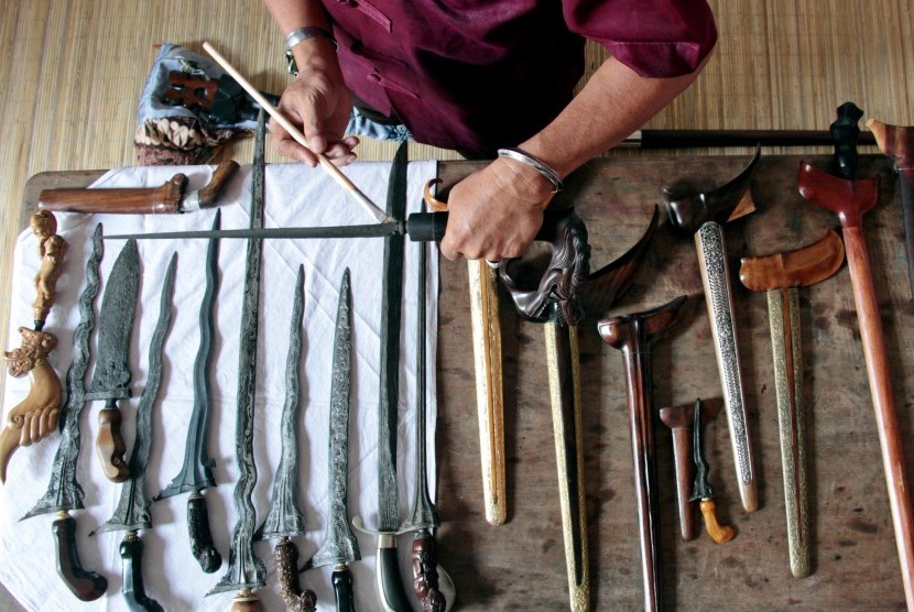 Keris pusaka yang menjadi koleksi Sanggar Tosan Aji Gedong Songo di Ungaran, Kabupaten Semarang, Jateng, Rabu (6/5). (ANTARA/Aditya Pradana Putra)