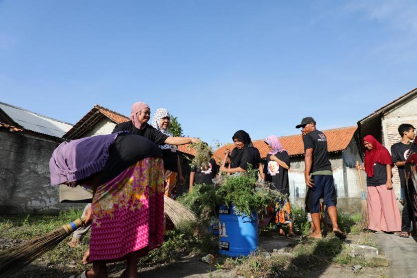Kerja bakti bersama warga di Kampung Nanggul, Desa Sukasari, Kecamatan Rajeg, Kabupaten Tangerang, Banten.