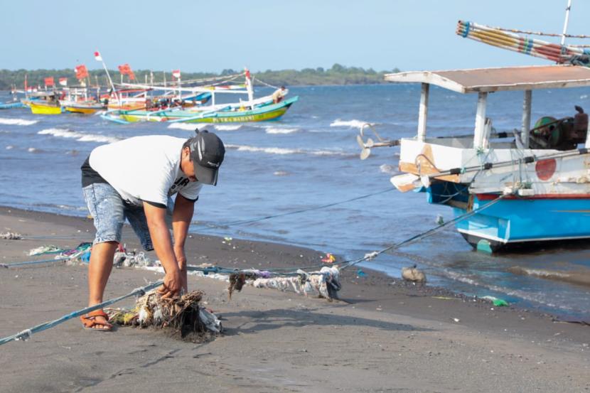 Kerja bakti bersihkan pantai bersama para warga yang ada di Desa Wonorejo, Kecamatan Banyuputih, Kabupaten Situbondo, Jawa Timur. 