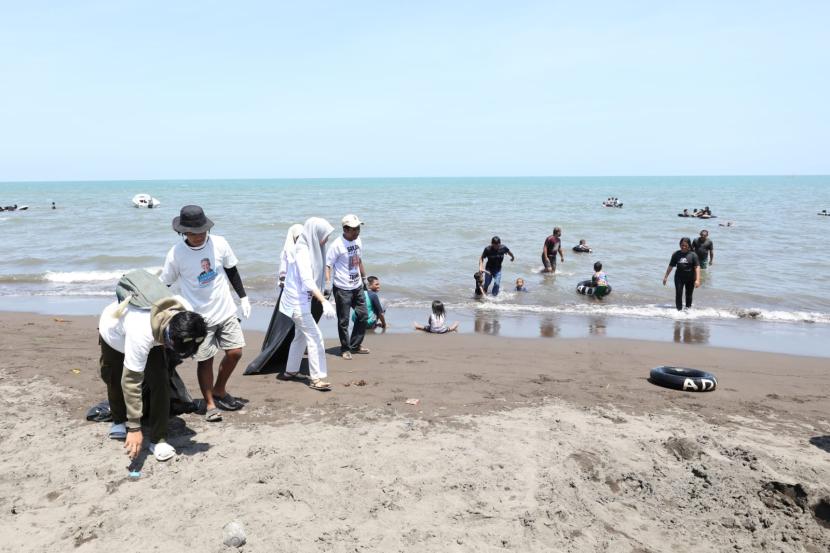 Kerja bakti bersihkan sampah di Pantai Tanjung Bayang di Kelurahan Tanjung Merdeka, Kecamatan Tamalate, Kota Makassar, Sulawesi Selatan. 