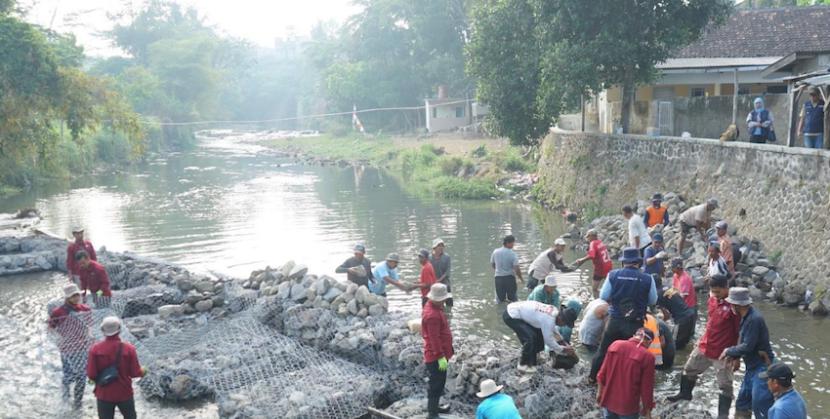 Kerja bakti pemasangan beronjong di aliran sungai wilayah Kampung Cipanengah, Kelurahan Cipanengah, Kecamatan Lembursitu, Kota Sukabumi, Jawa Barat, Kamis (14/9/2023).
