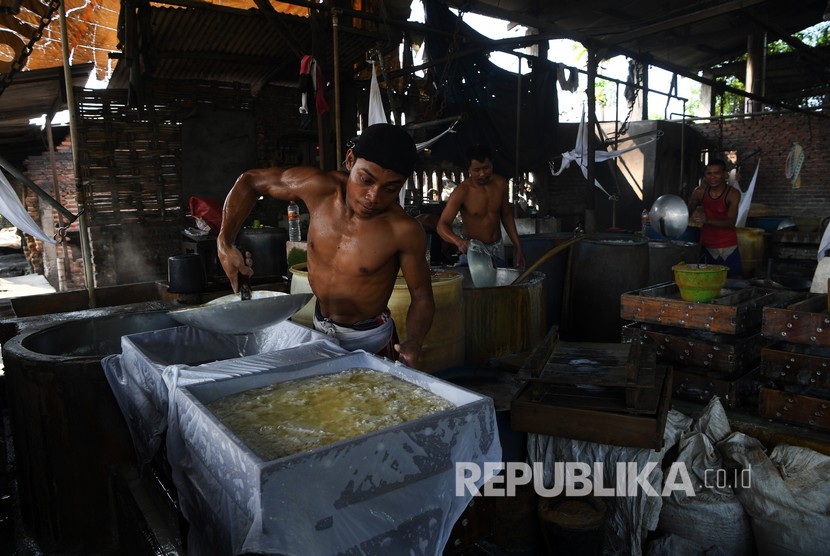 kerja menyelesaikan pembuatan tahu di salah satu pabrik tahu yang menggunakan bahan bakar sampah plastik di Tropodo, Sidoarjo, Jawa Timur, Rabu (20/11/2019).