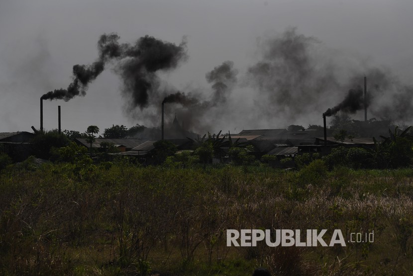 Pemerintah Provinsi (Pemprov) DKI Jakarta mengawasi cerobong pabrik demi mewujudkan provinsi rendah emisi di 2030.